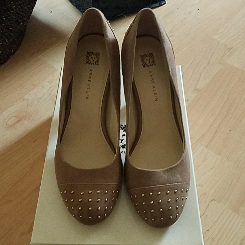 Anne Klein leather pumps